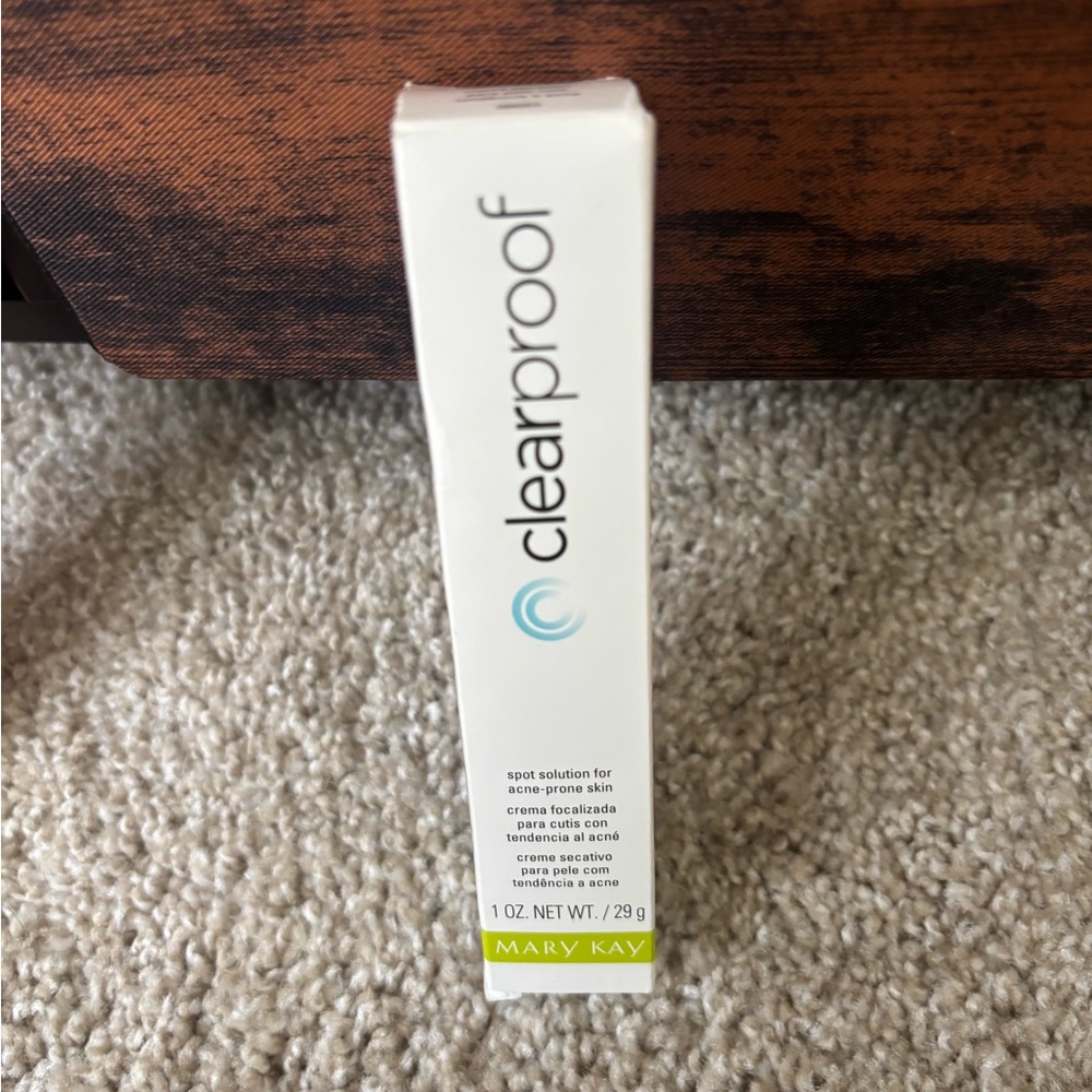 Mary Kay Clearproof Spot Solution - White with Teal Accent